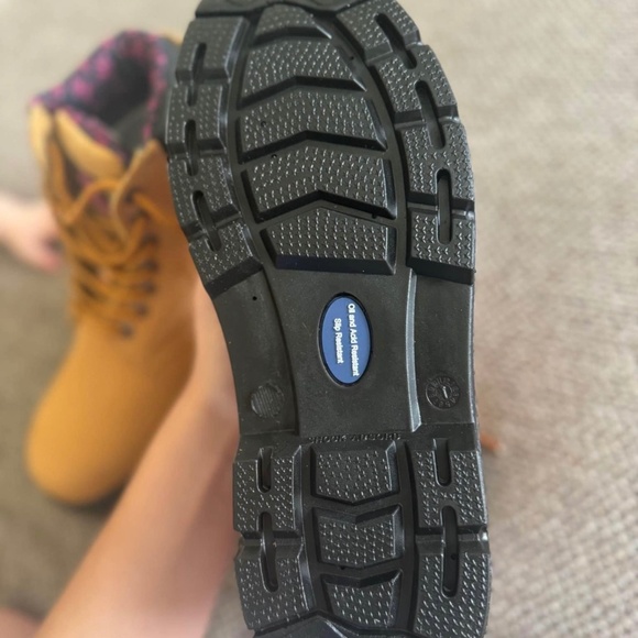 Slip resistant work boots - Picture 3 of 5